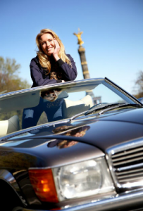 Claudia Kleinert mit ihrem Oldtimer Claudia Kleinert mit ihrem Oldtimer